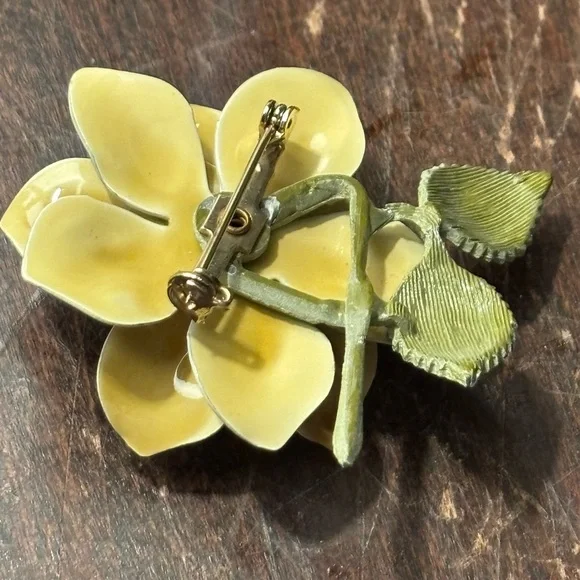 1960s enamel painted large light mustard yellow flower pin - Picture 3 of 5